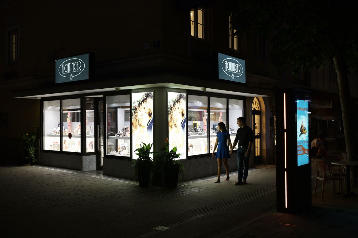 Schaufenster von Juwelier Fichtinger am Hauptplatz Amstetten bei Nacht